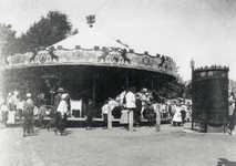 97285 Afbeelding van een draaimolen op de kermis op het Vredenburg te Utrecht; rechts een urinoir.